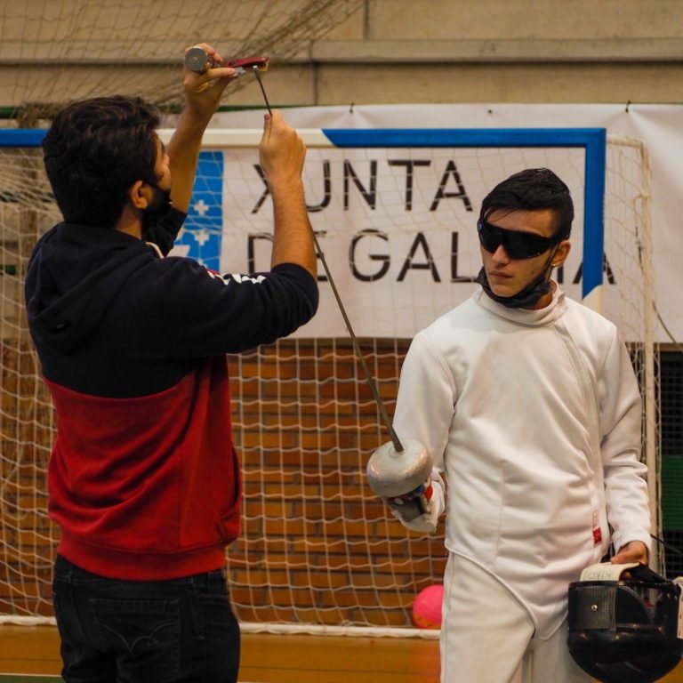 Un arbitro facendo control da arma dun tirador cego