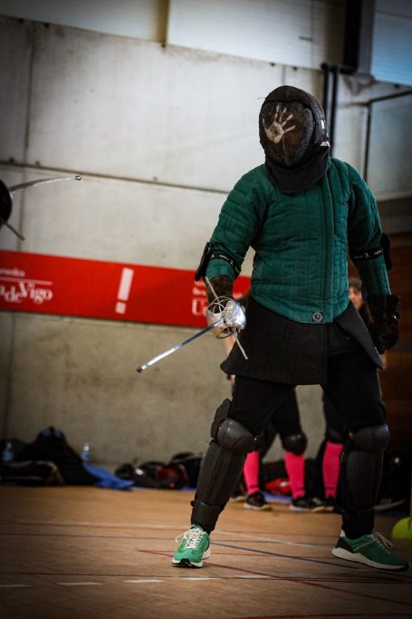 Tirador con traxe de esgrima histórica